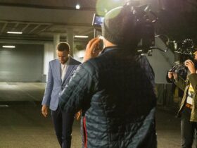 Curry gives Unanimous vote for NBC Universal deal